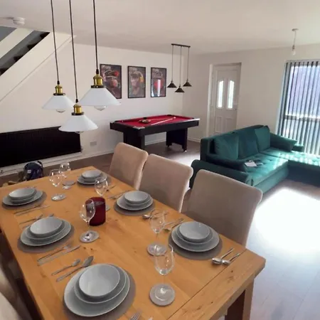 Stylish 3br House Free Parking Sleeps 6 Pool Table Near Centre 펜션