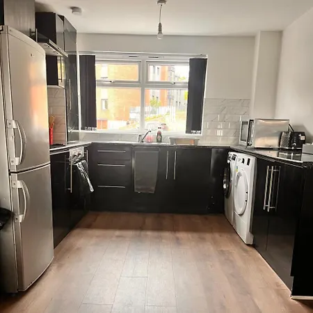 Stylish 3br House Free Parking Sleeps 6 Pool Table Near Centre Leeds (West Yorkshire)
