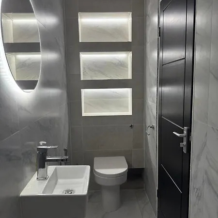 Sofi's Stay, Cosy 3 Bed House, 5 Mins Walk To Centre بيت للعطل