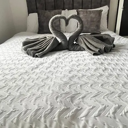 Sofi's Stay, Cosy 3 Bed House, 5 Mins Walk To Centre بيت للعطل *