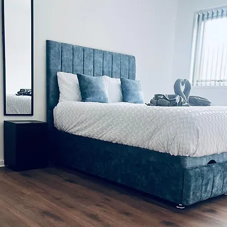 Holiday home Stylish 3br House Free Parking Sleeps 6 Pool Table Near Centre *