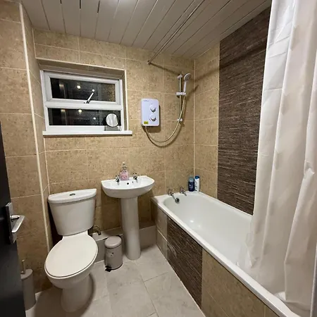 Stylish 3br House Free Parking Sleeps 6 Pool Table Near Centre * Leeds (West Yorkshire)