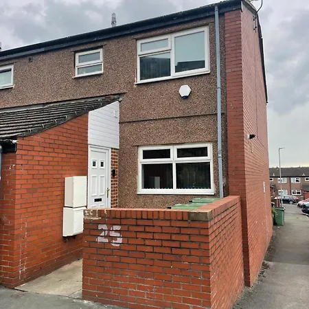 Sofi's Stay, Cosy 3 Bed House, 5 Mins Walk To Centre بيت للعطل *