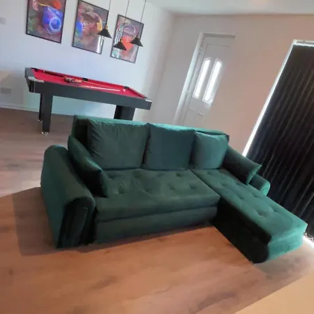 Stylish 3br House Free Parking Sleeps 6 Pool Table Near Centre Holiday home Leeds (West Yorkshire)