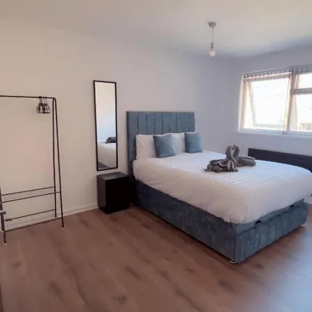 Stylish 3br House Free Parking Sleeps 6 Pool Table Near Centre Holiday home Leeds (West Yorkshire)
