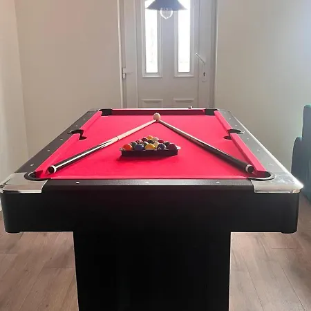 Stylish 3br House Free Parking Sleeps 6 Pool Table Near Centre * Leeds (West Yorkshire)