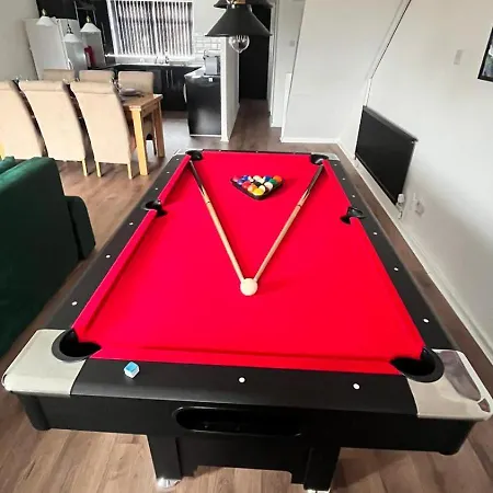 Stylish 3br House Free Parking Sleeps 6 Pool Table Near Centre Holiday home