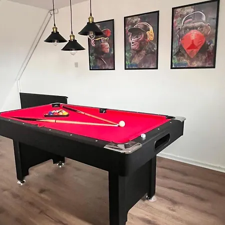 Holiday home Stylish 3br House Free Parking Sleeps 6 Pool Table Near Centre