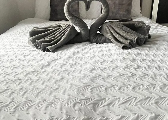 Sofi's Stay, Cosy 3 Bed House, 5 Mins Walk To Centre 度假居 *