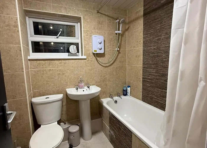 Sofi's Stay, Cosy 3 Bed House, 5 Mins Walk To Centre * Лідс